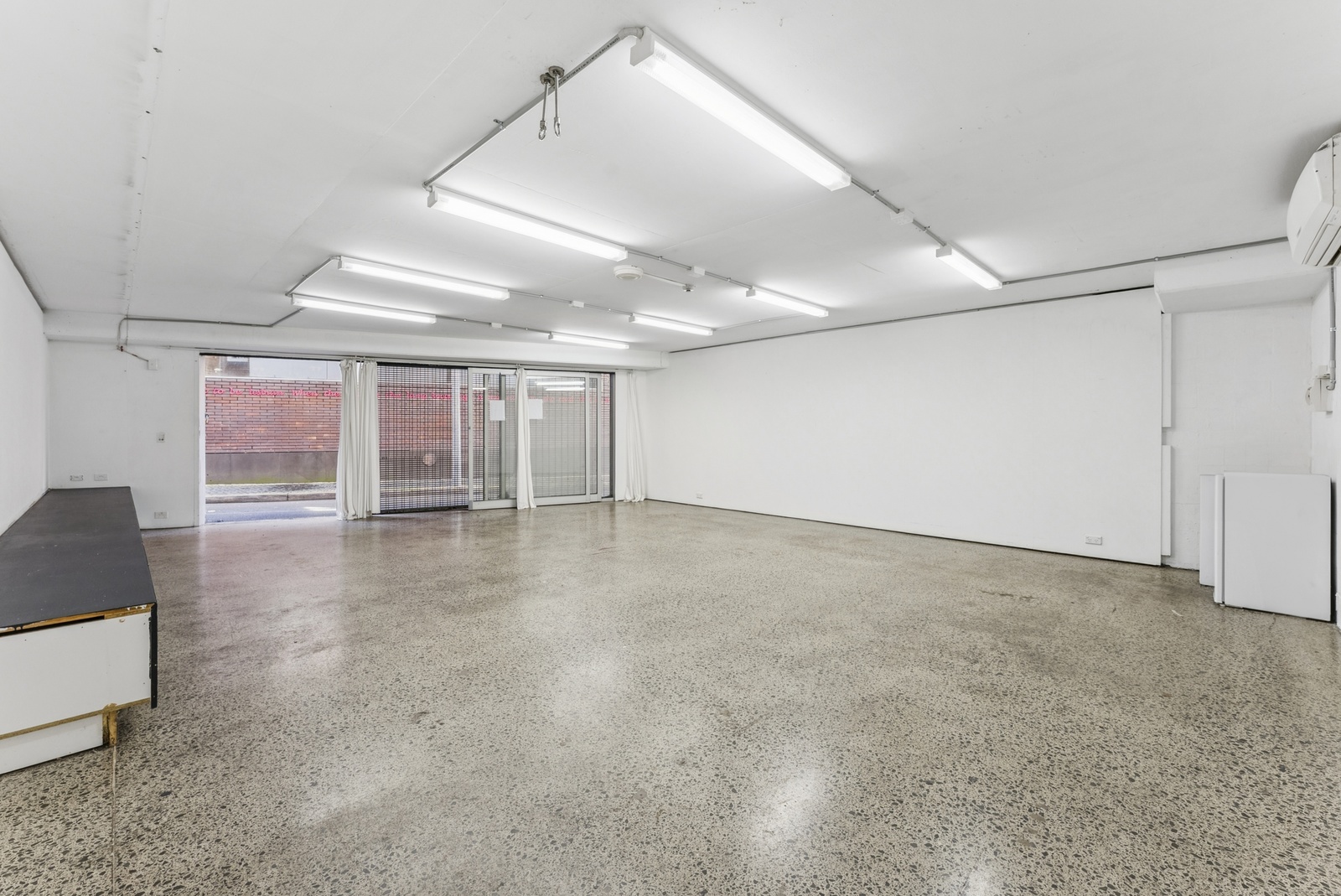 Shop 2-006_Open2view_ID963013-1_Marys_Place